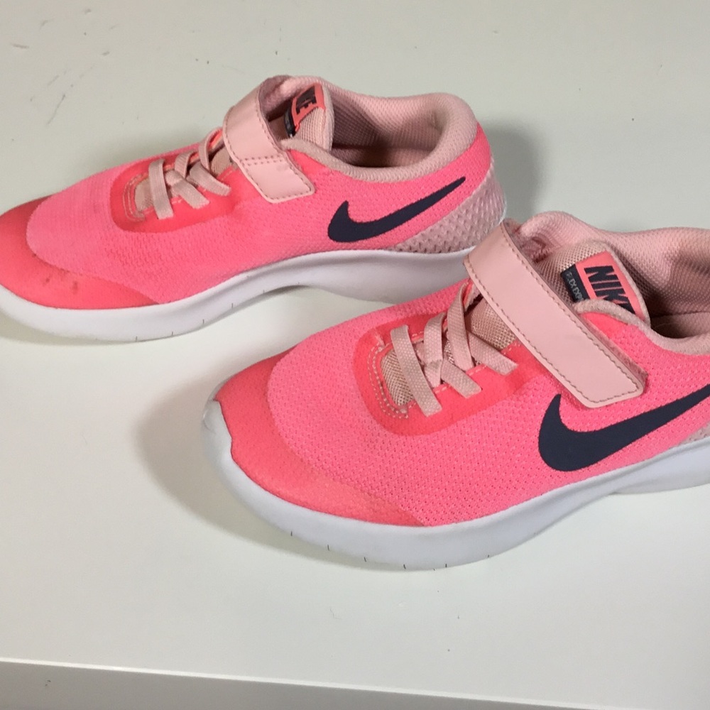 Nike Flex Exp. Runner 7 size 1Y